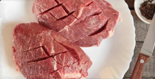 Делаем ножом надрезы в мясе