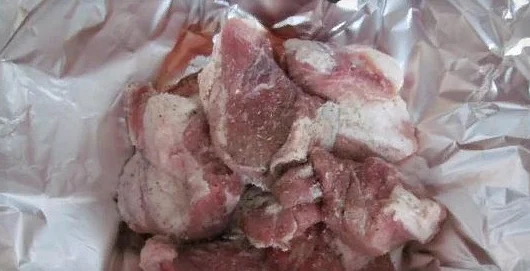 Выкладываем мясо с грибами нв фольгу