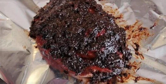Смазываем мясо смесью из чернослива