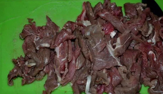 Говядину нарежем тонкими полосками. Так быстрей обжаривается мясо. Посолить и поперчить, чесночным порошком посыпать по вкусу.
