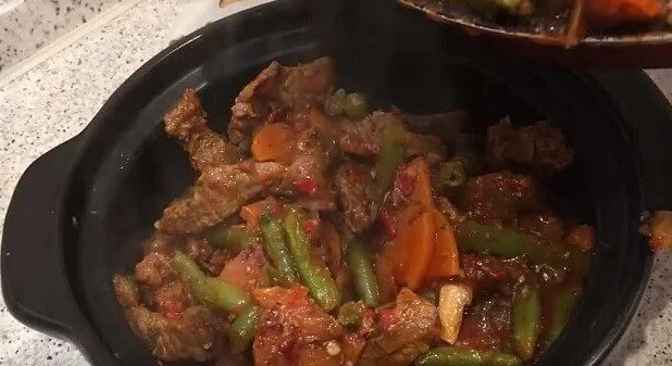 переложить мясо в форму для выпекания