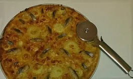 Пицца с селедкой