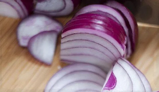 Лук почистить и нарезать полукольцами.