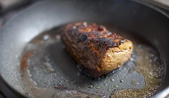 Разогреть в сковороде с толстым дном растительное масло и обжаривать мясо по 3 минуты на каждой стороне. Выложить на тарелку и плотно закрыть фольгой, чтобы мясо дошло.