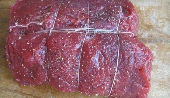 Мясо посолить, поперчить. Обвязать кулинарной нитью.