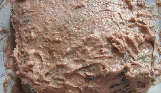 Снять с мяса кулинарную нить, обмазать мясо паштетом.