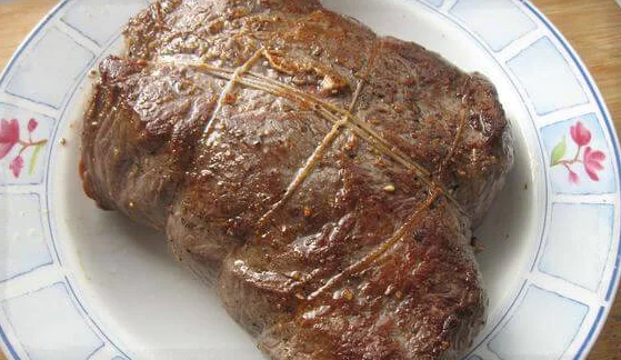 Разогреть сковороду с оливковым маслом, обжарить мясо со всех сторон до румяной корочки, снять с огня, остудить.