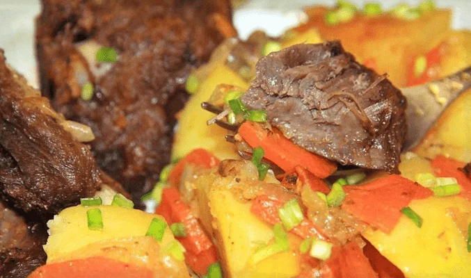 Говяжьи ребра с овощами