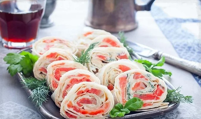 Классическая комбинация для рулета из лаваша. / Фото: pinterest.com