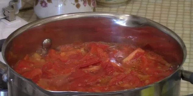 wlać koncentrat pomidorowy do garnka