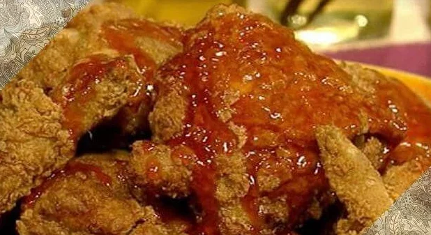 Налейте немного меда на жареную курицу