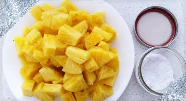 Посыпьте солью кусочки ананаса и дольки арбуза