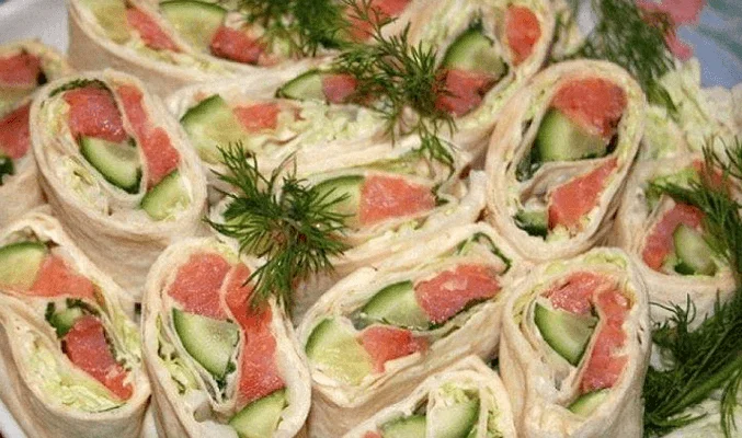 Рулет из лаваша с семгой, пекинской капустой и огурцами