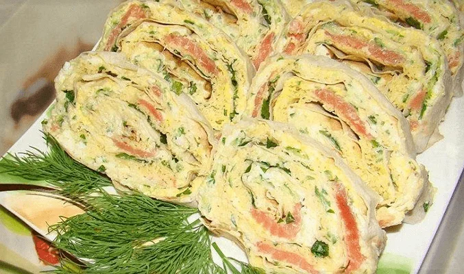 Рулет из лаваша с красной рыбой, сыром и яйцом