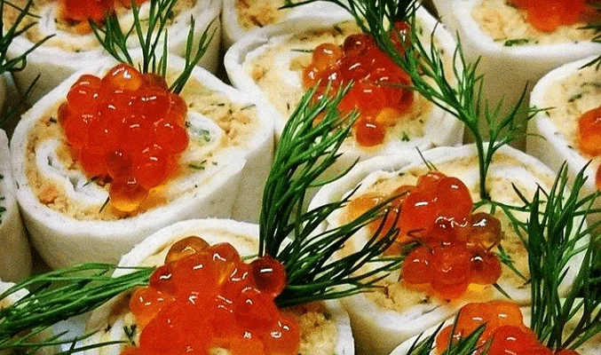 Рулет из лаваша с семгой, сливочным сыром и красной икрой