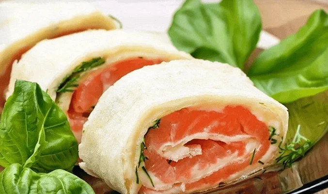 Рулет из лаваша с красной рыбой и базиликом
