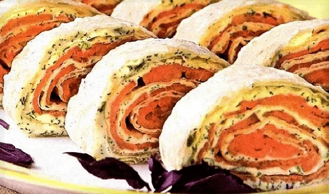 Рулет из лаваша с красной рыбой, омлетом и сыром