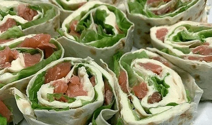 Рулет из лаваша с красной рыбой, сыром и шпинатом