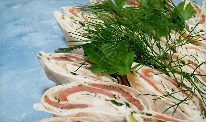 Красная рыба с овечьим сыром и зеленью в лаваше