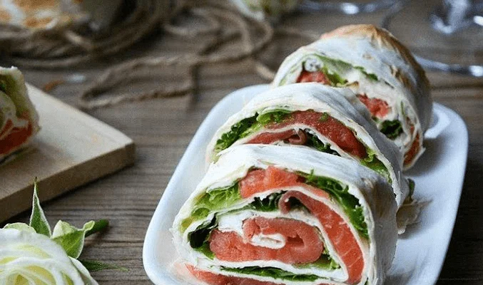 Рулет из лаваша с красной рыбой и рукколой