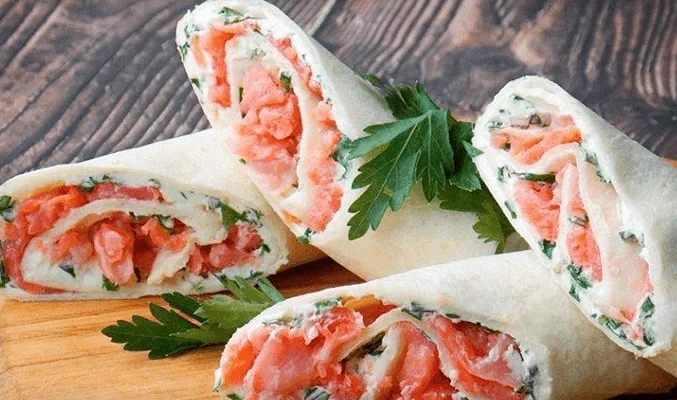 Рулет из лаваша с красной рыбой и маринованным луком