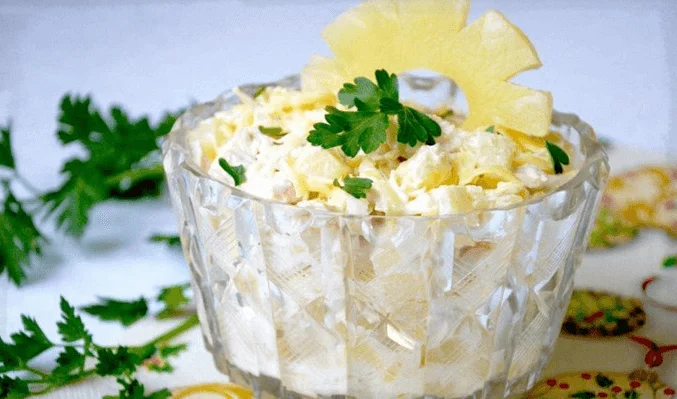 Салат с копченой курицей, маринованными шампиньонами и ананасом