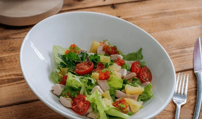 Салат с ананасом, копченой курицей, рукколой и помидорами черри