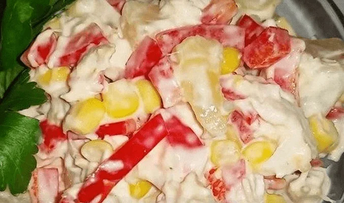 Салат с ананасами, копченой курицей и помидорами