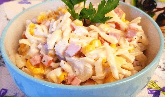 Простой салат с копченой курицей, ананасом и кукурузой