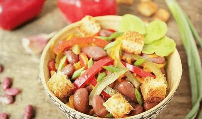 Салат с фасолью, сухариками и сладким перцем