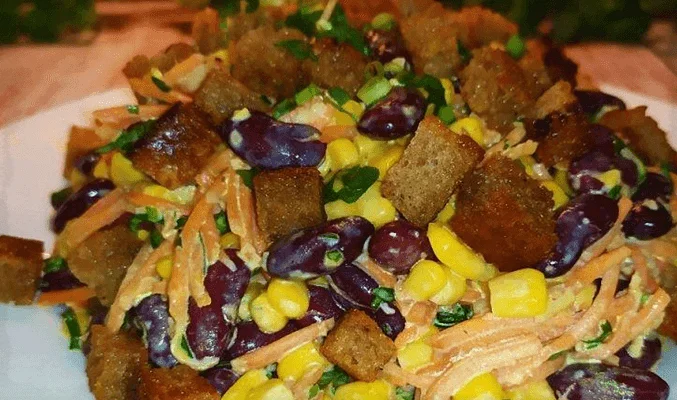 Салат из фасоли, кукурузы и сухариков