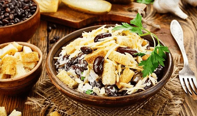 20 очень вкусных салатов с фасолью и сухариками