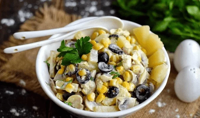 Салат с шампиньонами, копченой курицей, ананасом и оливками