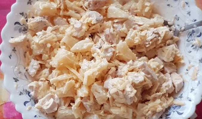 Салат с копченой курицей, ананасом и пармезаном