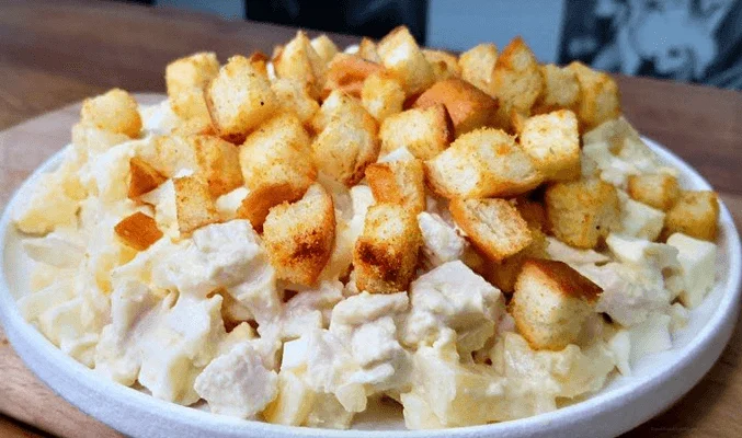 Праздничный салат с копченой курицей, сыром, ананасом и сухариками