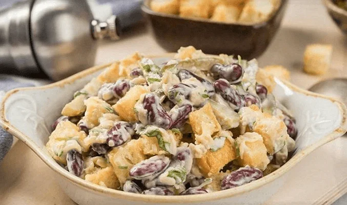 Салат с сыром, фасолью и сухариками