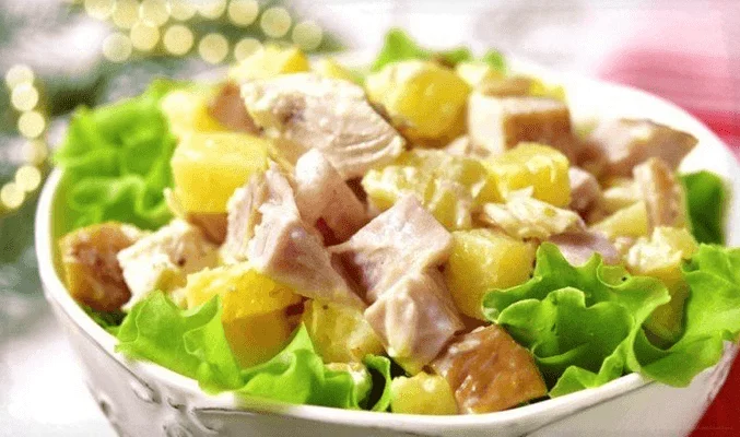 Салат с копченой курицей, ананасом, яйцом и майонезом