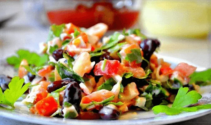 Острый салат с красной фасолью и сухариками
