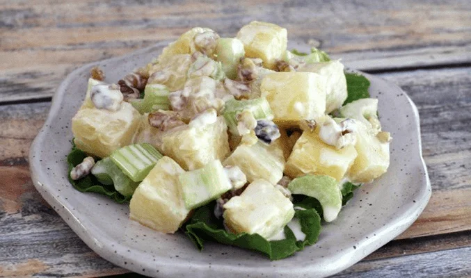 Салат с ананасами, сельдереем и копченой курицей