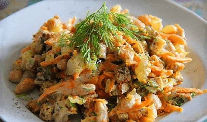 Салат из корейской морковки, сухариков и фасоли