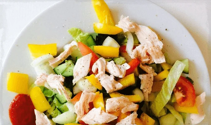 Овощной салат с ананасом и копченой курицей