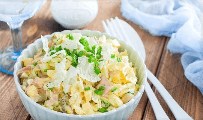 Салат с копченой курицей, яйцами, солеными огурцами и ананасом