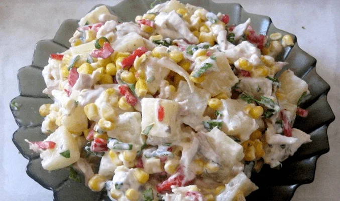 Салат с копченой курицей, ананасами, яблоком и оливками