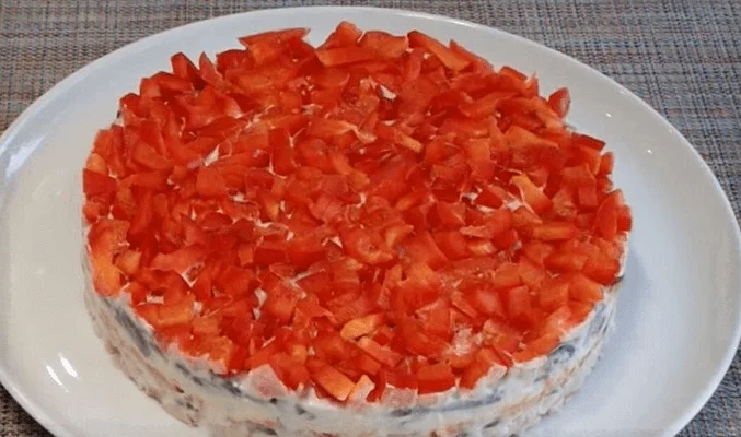 Салат с копченой курицей, ананасами и болгарским перцем