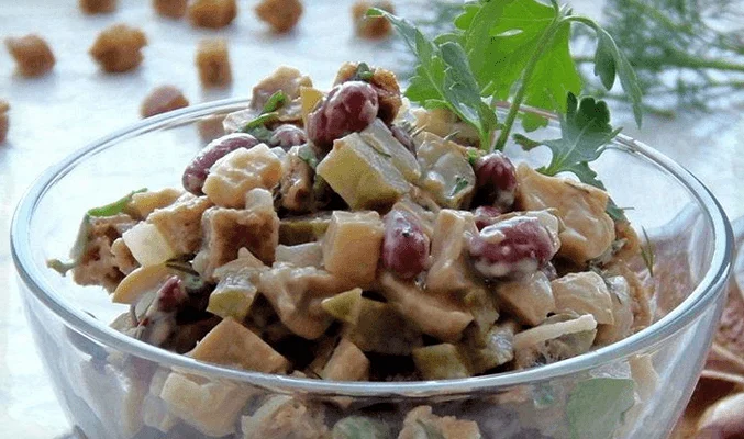Салат с шампиньонами, фасолью и сухариками