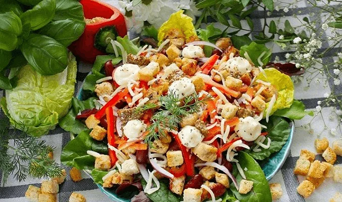Салат с курицей, сыром, фасолью и сухариками