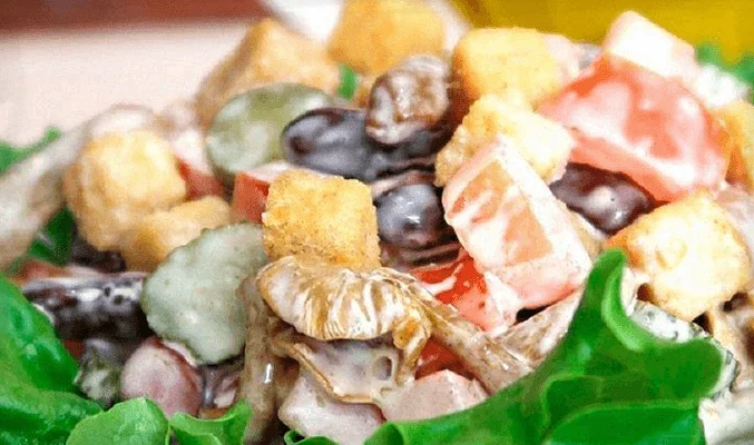 Салат с фасолью, сухариками и вешенками