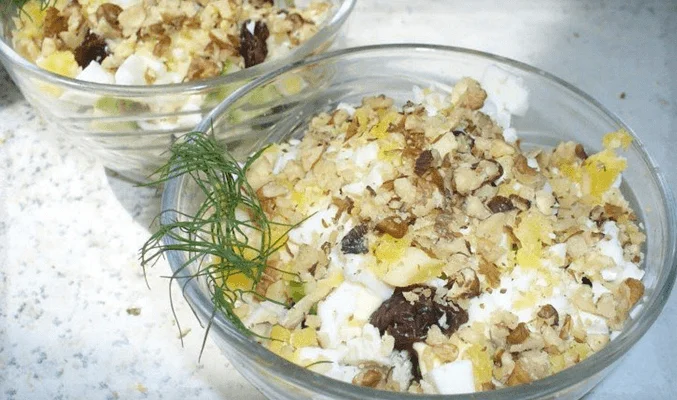 Салат с копченой курицей, ананасом и черносливом