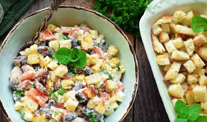 Салат с курицей, яйцами, фасолью и сухариками