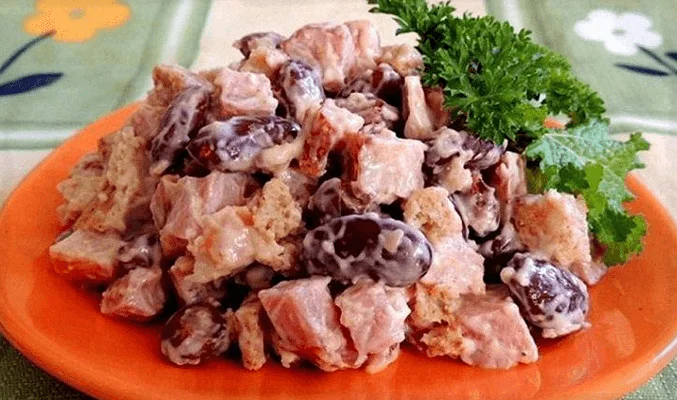 Салат с ветчиной, луком, фасолью и сухариками